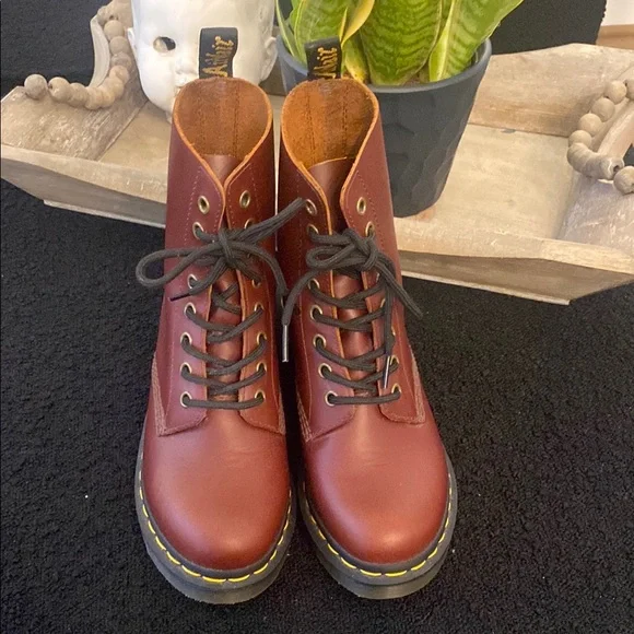 Dr. Martens Women's Brown Leather Boots, 💯 Authentic , like new! - Picture 5 of 9